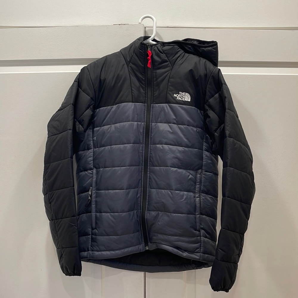 Mens The North Face black and grey lightweight puffer jacket with hood.